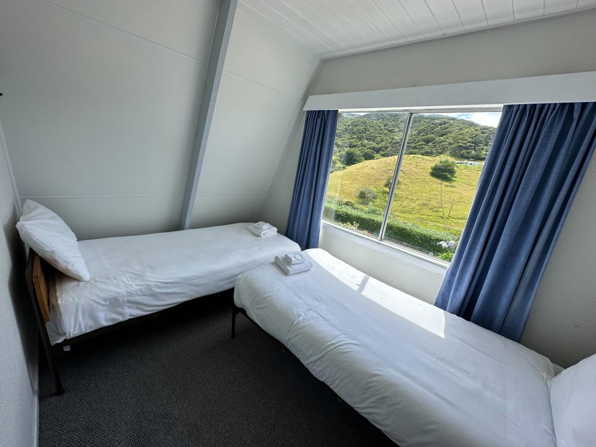 Pohutukawa Coastal Chalets Coromandel Room photo