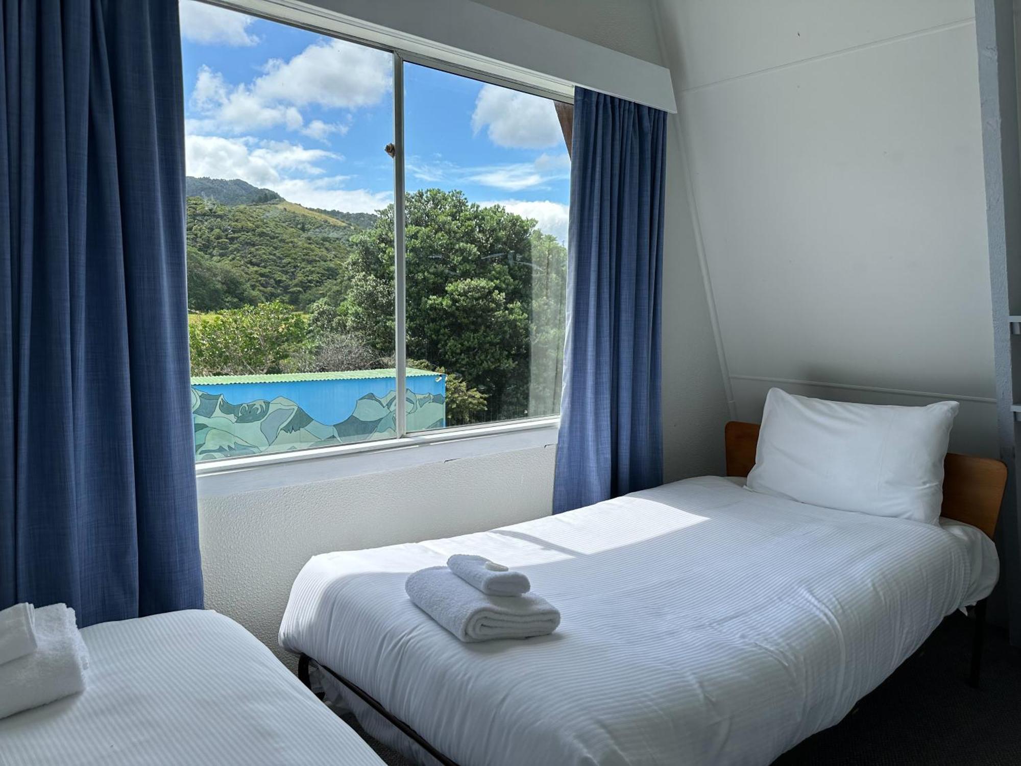 Pohutukawa Coastal Chalets Coromandel Room photo